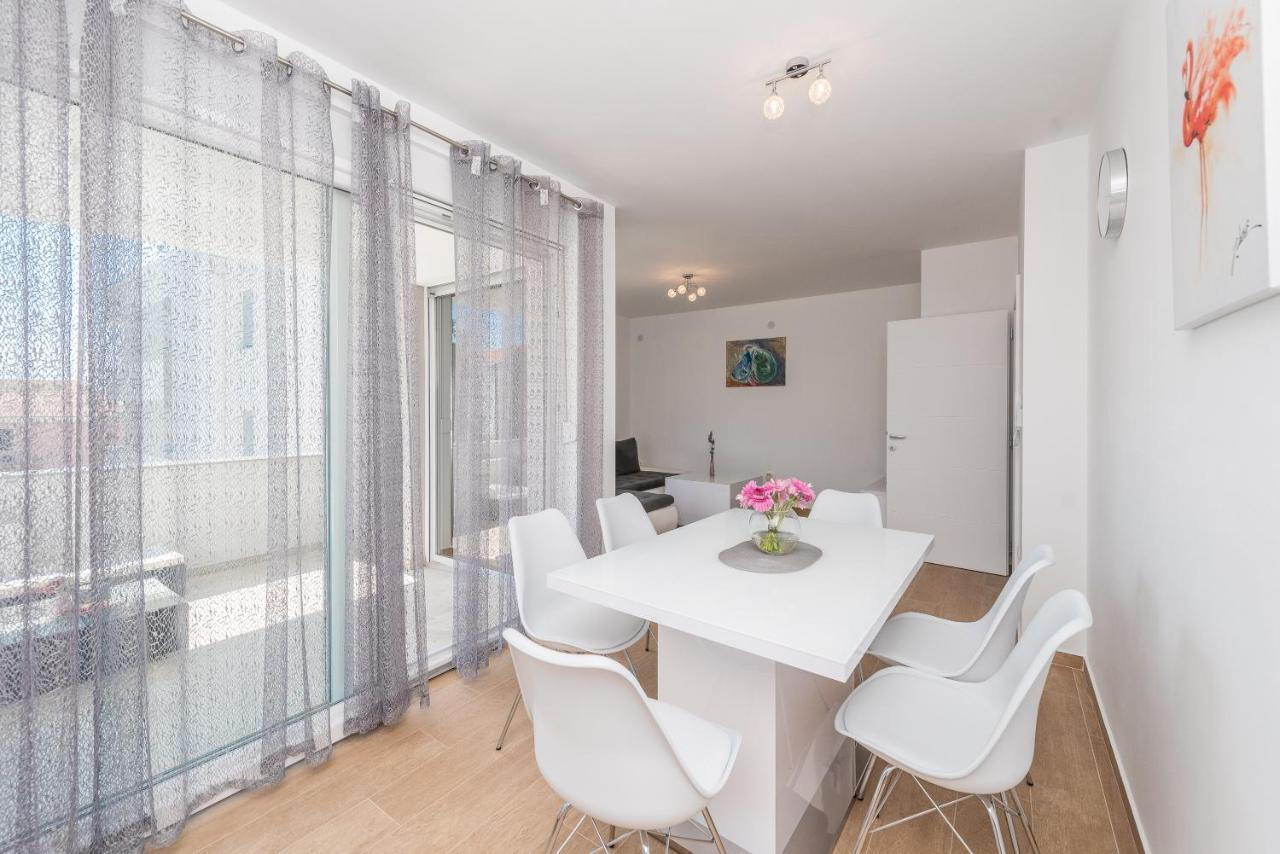Villa Star 4 Luxury Apartment With A Pool 诺瓦利娅 外观 照片