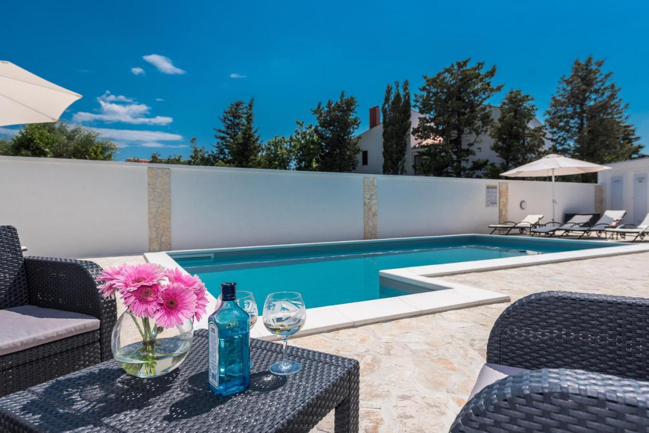Villa Star 4 Luxury Apartment With A Pool 诺瓦利娅 外观 照片