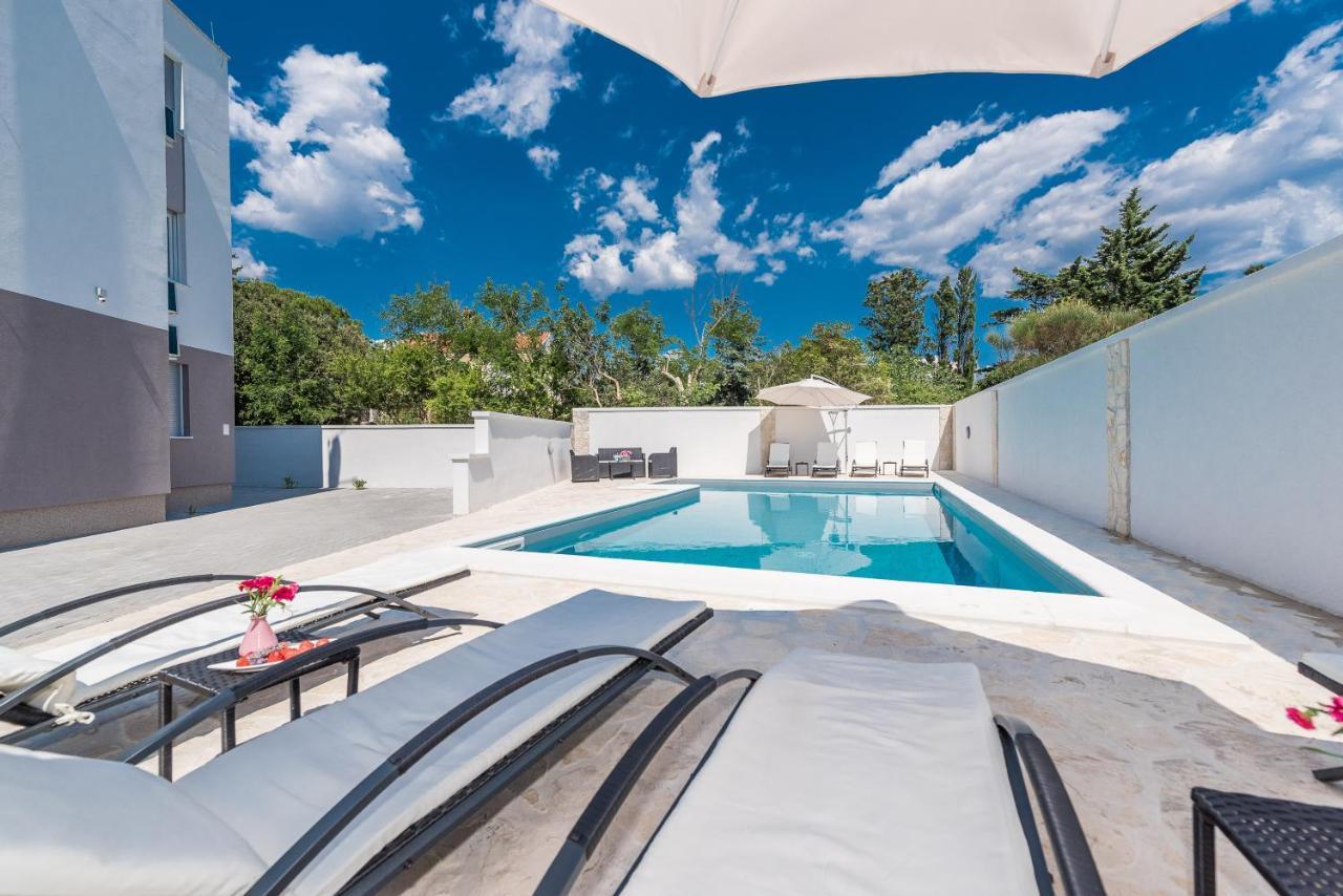 Villa Star 4 Luxury Apartment With A Pool 诺瓦利娅 外观 照片